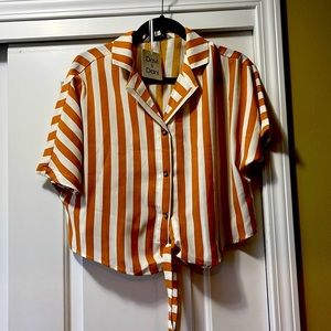 Davi & Dani Size Small Cropped Button Down Top